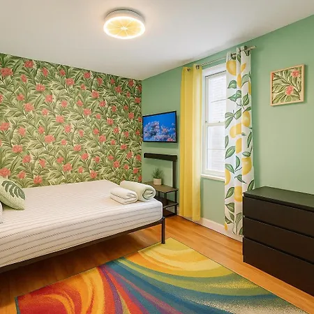 Tropical Comfort Room In Harlem Cozy Stay With Snacks & Style